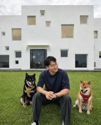 董信毅與兩隻柴犬